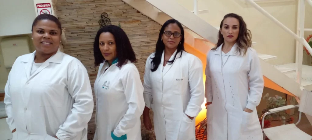 Equipe de podólogas especializadas da clínica Pé & Corpo, prontas para promover saúde e bem-estar através da podologia.